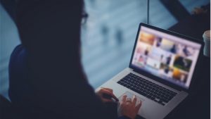 20150730195333-girl-blogging-woman-blogger